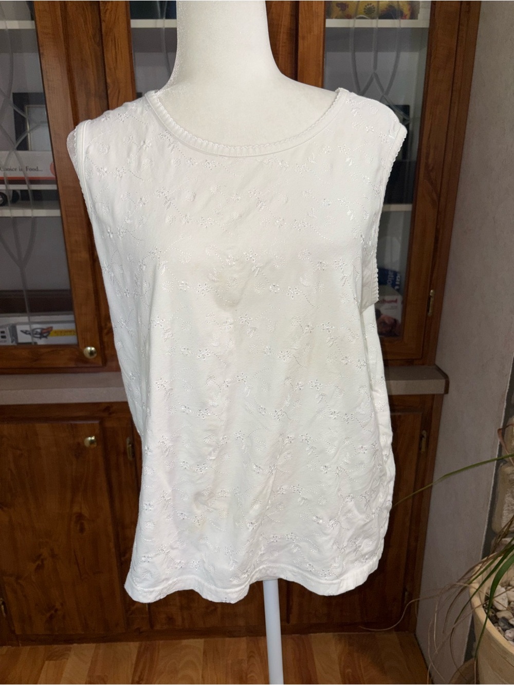 Denim & co size large white sleeveless embroidered blouse with lots of stretch